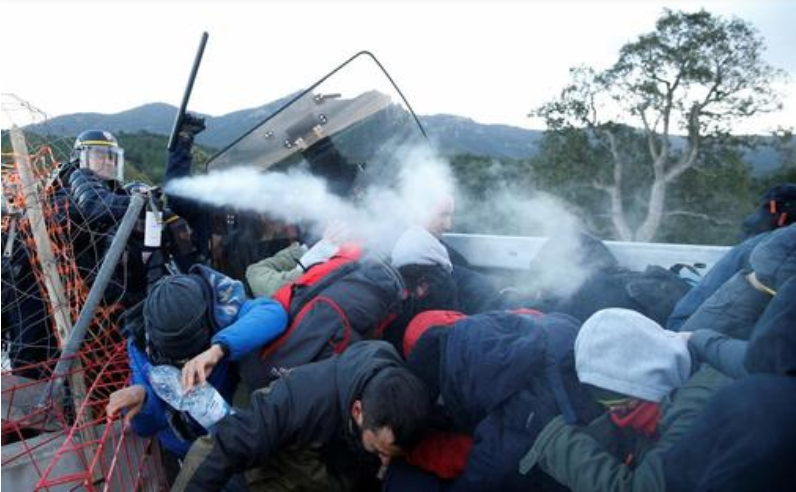 LA GENDARMERÍA COMIENZA A DESALOJAR A LOS INDEPENDENTISTAS EN LA ZONA FRANCESA