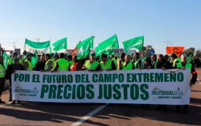 LOS AGRICULTORES CORTAN LAS CARRRETERAS EN EXTREMADURA