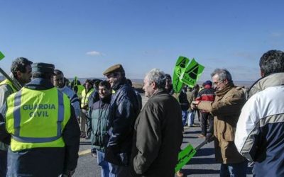 CORTES EN LAS CARRETERAS DE SEVILLA POR LAS PROTESTAS DE LOS AGRICULTORES